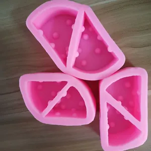 Detailansicht von drei rosa Silikonformen in Käseform für die Tortendekoration