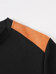 Detailansicht Herren Waffelstrick Henley-Shirt mit orangefarbenem Schulterbesatz