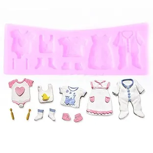Detailansicht pinke Silikonform für Babykleidung mit fertigen Fondantfiguren