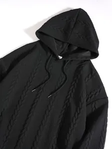 Vue détaillée d'un sweat à capuche noir pour homme avec motif en maille jacquard