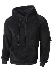 Detailansicht eines schwarzen, flauschigen Herren-Kapuzenpullovers aus Fleece