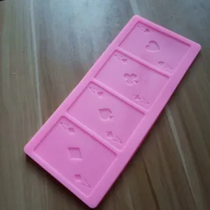 Detailansicht einer rosa Silikon-Backform mit vier klassischen Spielkarten-As-Designs.