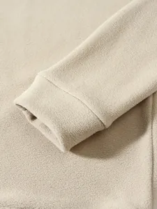 Detailansicht der weichen Korallenvlies-Manschette an der beigen Herrenjacke für den Winter