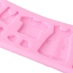 Detailansicht der rosa Silikonform mit Babykleidungsmotiven für DIY Kuchendekoration.