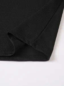 Nahaufnahme von schwarzem Waffelstrickstoff an einem Herren-Langarm-Henley-Shirt