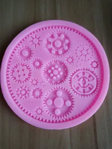 Vista dettagliata dello stampo in silicone rosa per fondente con vari motivi di ingranaggi