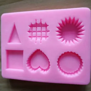Vue rapprochée d'un moule en silicone rose à 6 cavités pour pâtisserie DIY