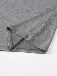 Vista macro detallada que muestra la costura de alta calidad en el bajo de un polo gris hombre