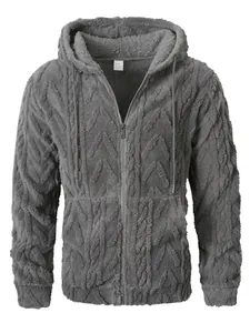 Detailoverzicht van een grijze fleece hoodie met uniek getextureerd patroon
