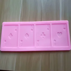 Pinke Silikonform mit 4 Ass-Spielkartenmotiven für Kuchen- und Schokoladendekoration