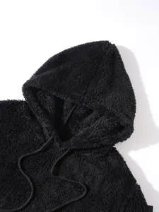 Detailansicht des weichen, schwarzen Fleece-Materials eines Kapuzenpullovers für den Winter
