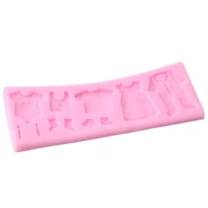 Pinke Silikonform mit verschiedenen Babykleidungs- und Zubehörmotiven für DIY-Kuchenfondant.
