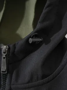 Gros plan d'une veste polaire à capuche montrant la fermeture éclair et le cordon.