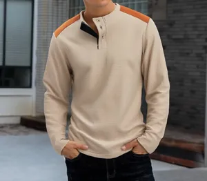 Detailansicht eines beigen Herren-Henleyshirts aus Waffelstrick mit orangefarbenen Akzenten