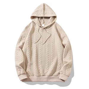 Vue détaillée d'un sweat-à-capuche crème à motifs torsadés pour la mode masculine