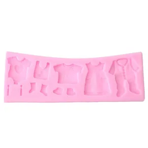 Detaillierte Makroansicht der rosa Silikonform für Babykleidung für DIY Tortendekoration