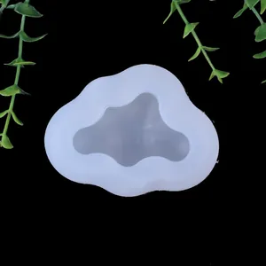 Vista dettagliata di uno stampo in silicone traslucido a forma di nuvola per il fai da te