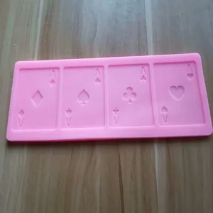 Detailansicht der 4-fach Silikonform mit Spielkarten-Assen für Schokolade und Fondant