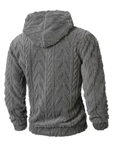 Gedetailleerd achteraanzicht van grijze pluche herenhoodie met kabelpatroon textuur