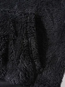 Nahaufnahme der hochwertigen schwarzen Plüsch-Fleece-Textur eines Herren-Hoodies.