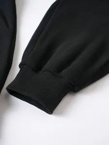 Détail en gros plan du poignet en bord-côte élastique d'une veste en polaire noire