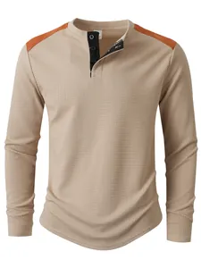 Detailansicht des khakifarbenen Henley-Shirts mit orangefarbenen Schulterbesätzen