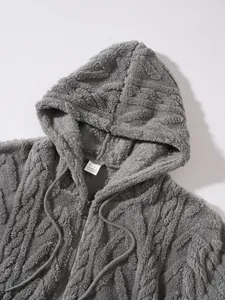 Gedetailleerd overzicht van de pluizig gestreepte textuur op een grijze hoodie met rits