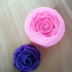 Stampo in silicone a rosa 3D con una rosa di cioccolato viola finita