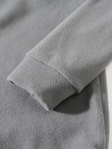 Detailansicht der weichen grauen Fleecejacke Ärmelbündchen mit warmer Stofftextur