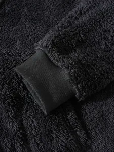 Nahaufnahme des Rippbündchens an einem schwarzen, flauschigen Herren-Fleece-Hoodie