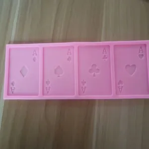 Rosa Silikonform mit vier Spielkarten-Ass-Designs für das DIY-Schokoladenbacken