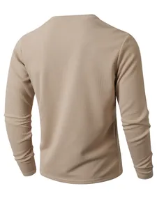 Rückansicht von Herren-Henley-Langarmshirt aus khakifarbenem Waffelstrick-Gewebe-Textur