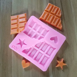 Primer plano del molde de silicona rosa para chocolate con corazones y estrellas