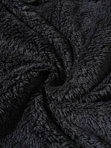 Nahaufnahme der weichen und dichten Textur des schwarzen Fleece-Stoffs für Herren-Hoodies
