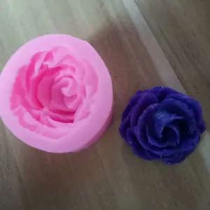 Vista dettagliata dello stampo in silicone rosa 3D e del prodotto finito viola