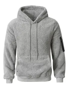 Nahaufnahme eines grauen, flauschigen Fleece-Kapuzenpullovers für Herren mit Kordelzug.