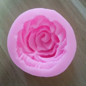 Vista macro dettagliata di uno stampo per torta in silicone rosa a forma di rosa 3D