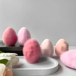 Collection de bougies parfumées DIY en forme d'œuf dans les tons roses pour Pâques