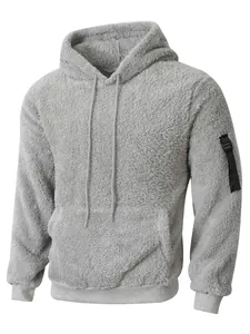 Detailansicht eines grauen Sherpa-Hoodies mit Kängurutasche und Funktionsriemen am Ärmel