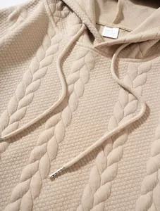 Gros plan sur la texture torsadée beige de ce sweat à capuche décontracté pour hommes