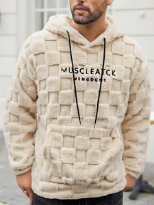 Dettaglio felpa con cappuccio in pile beige con trama a scacchi e ricamo nero