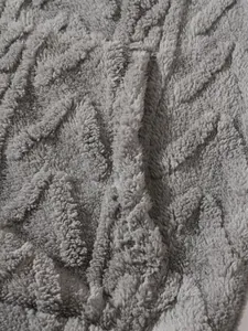 Macro detail van zachte grijze pluizige fleece stof met een verticale gestreepte textuur.