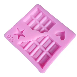 Molde de silicona rosa para chocolate y fondant con formas de corazón y estrella.