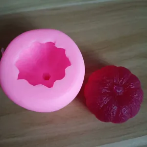 Detail van roze pompoen siliconen vorm met een rode pompoen van getextureerde was