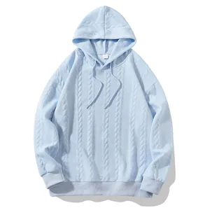 Vue détaillée du sweat à capuche bleu clair pour homme avec motif jacquard torsadé