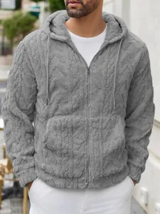 Gedetailleerd overzicht van een grijze herenhoodie van fleece met premium kabeltextuurstof