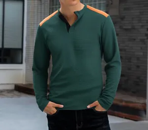 Detailansicht der Textur des grün-orangen Waffelstrick-Henley-Shirts für Männer