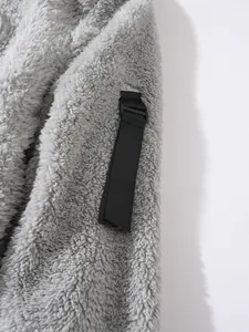 Nahaufnahme des schwarzen verstellbaren Riemens an grauem flauschigem Fleece-Hoodie für Herren
