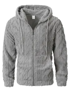 Gedetailleerde weergave van een grijze pluizige hoodie met kabelgebreide textuur.