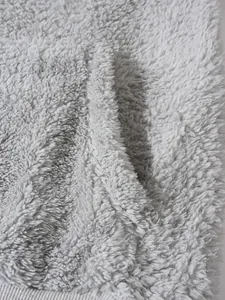 Detaillierte Makroansicht der weichen und flauschigen grauen Sherpa-Fleece-Textur